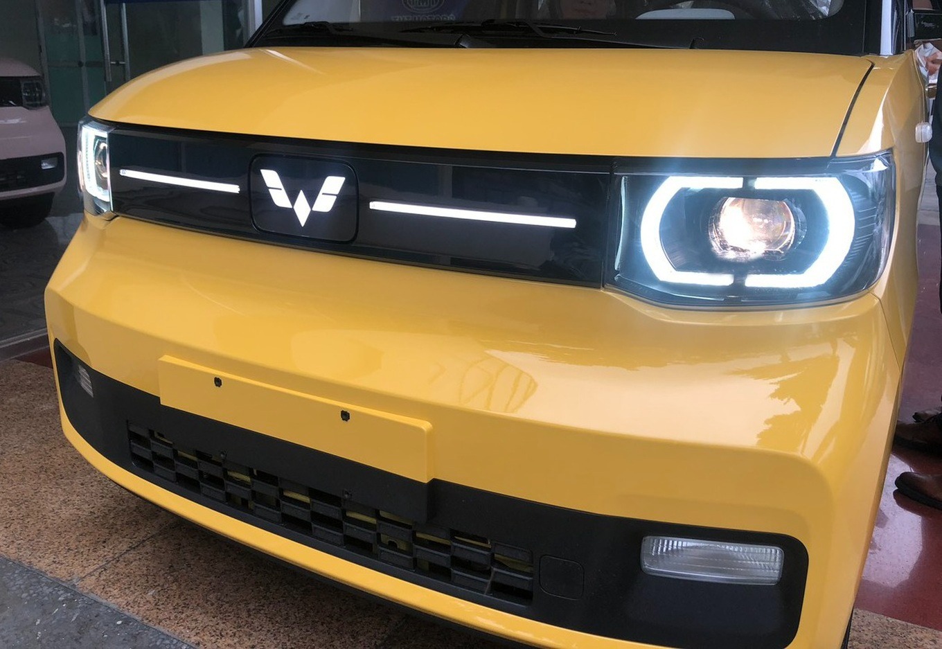 Logo LED âm khiến mẫu xe Wuling HongGuang MiniEV thêm phần hiện đại